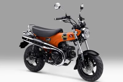 Honda ST125 Dax Candy Energy Orange dan Pearl Shining Black Meluncur, Harga Rp 84,5 Juta