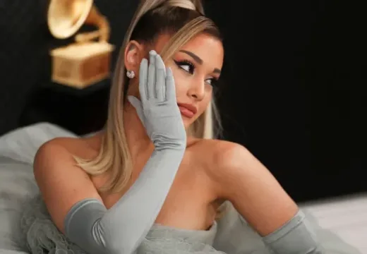 Album Baru dan Tesla Model S Terbaru Jadi Pelipur Lara Ariana Grande