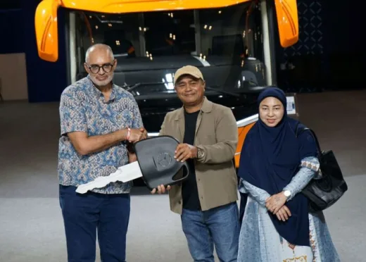 Mercedes-Benz Serahkan Bus Garapan Tentrem dan Adiputro ke Dua PO di GJAW 2025