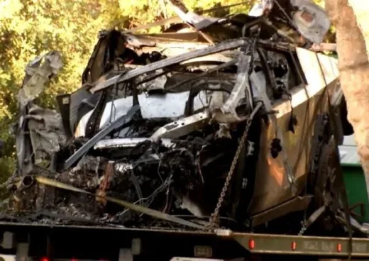 Tesla Cybertruck Tabrak Separator dan Terbakar Tewaskan 3 Orang, Polisi Selidiki Keamanan Baterai