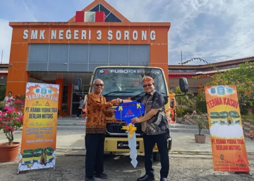 Perluas Manfaat Program CSR, Fuso Donasikan Truk ke SMK Negeri 3 Sorong untuk Praktik