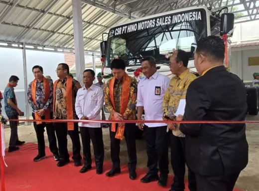 Asah Kompetensi Siswa, Hino Serahkan Truk Hino 500 Series ke SMKN Belitang III untuk Praktik