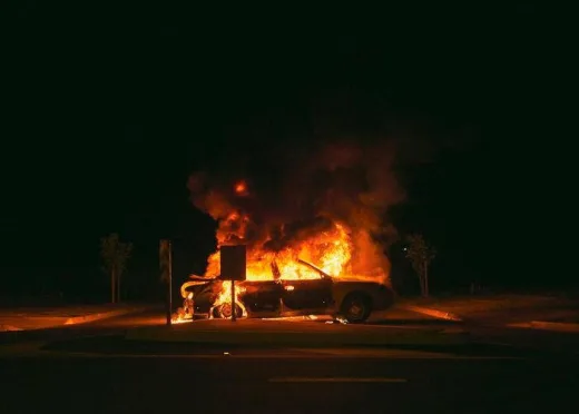 Sebuah Mobil Tesla di Prancis Tiba-tiba Tabrak Rambu dan Terbakar, 4 Orang Tewas