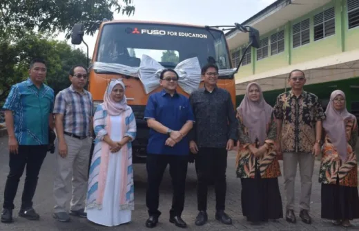 Peduli Kualitas Pendidikan Vokasi, KTB Donasikan Fuso Fighter X Euro 4 ke SMK Darussalam Makassar