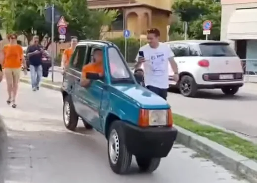 Fiat Panda Ini Jadi Mobil Tersempit di Dunia, Dibuat dari Komponen Rongsok
