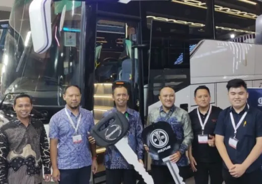 Hino Serahkan Bus RM 280 ABS ke DAMRI untuk Layanan Transportasi Lintas RI – Malaysia- Brunei