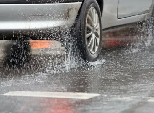 Awas Hujan Saat Mengemudi Balik Lebaran: Waspadai Aquaplaning, Mobil Bisa Terpelanting