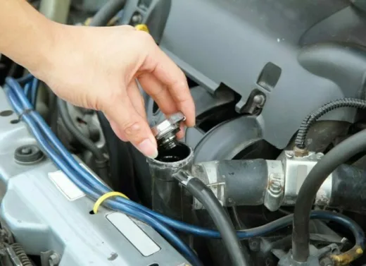 Ini Bahayanya Jika Mengisi Radiator dengan Air Biasa