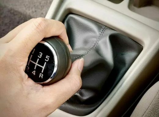 Dari Biting Point hingga Rev-Matching, Ini Cara Mengemudi Mobil Manual