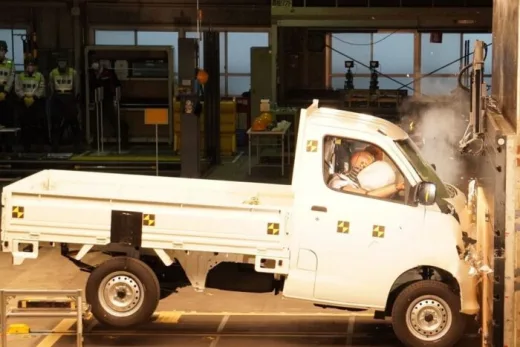 Buntut Skandal Keamanan di Jepang, Pick Up Daihatsu Gran Max Diuji Tabrak