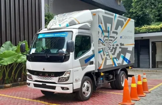Buktikan Keunggulan, di Jepang Truk Fuso eCanter Kembali Diuji dengan Sistem Tukar Baterai