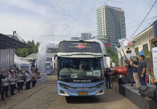 PT EMLI Berangkatkan Ratusan Mekanik dan Keluarga Mudik Gratis, Pakai Bus Premium