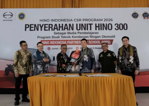 Pertajam Kualitas Pendidikan Vokasi, Hino Serahkan Truk Hino 300 ke SMKN 5 Makassar,