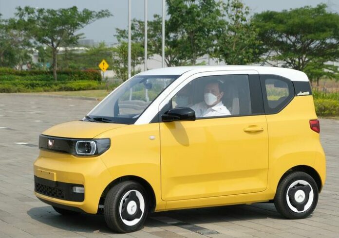Menko Marves Luhut mencoba Wuling Ho0ngguang Mini EV di saat berkunjung ke pabrik Wuling Motors Indonesia - dok.Wuling