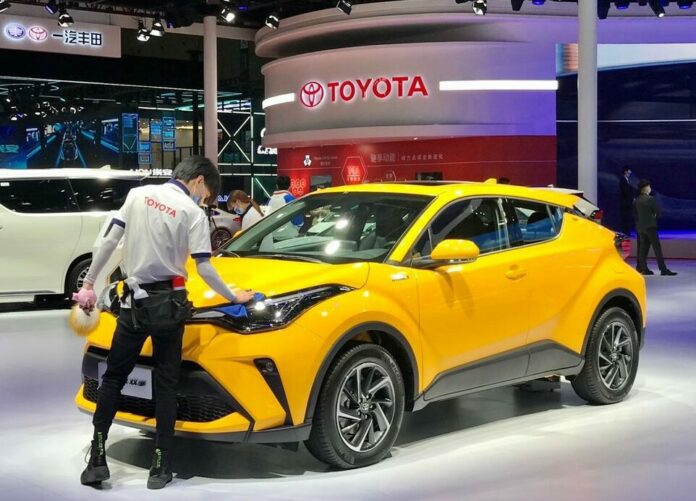Toyota C-HR berteknologi listrik yang diperkenalkan di hajatan Shnaghai Auto Show 2021 di Shanghai, Cina, April 2021 - dok.China Daily