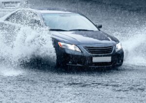 Berkendara Liburan Nataru Saat Hujan, Antisipasi Aquaplaning dengan Cara Ini