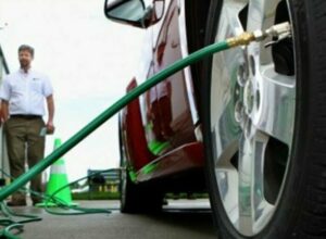 Ini Efek Buruk Mengisi Angin Ban Mobil yang Berlebihan