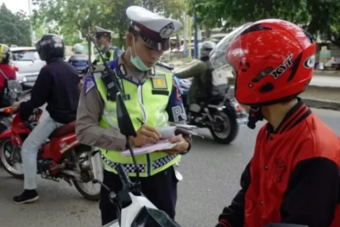 Ilustrasi, petugas kepolisian melakukan penindak pelanggar peraturan lalu-lintas - dok.Istimewa via NTMC Polri.Info