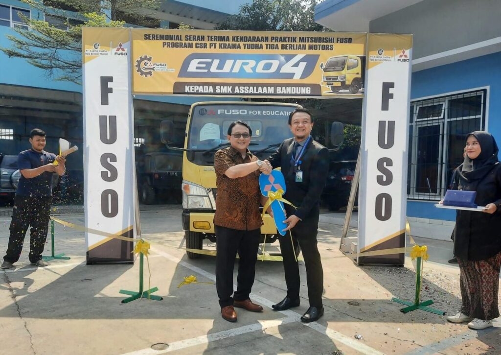Komit Majukan Pindidikan, KTB Donasikan Canter FE 74 L ke SMK Assalaam Bandung