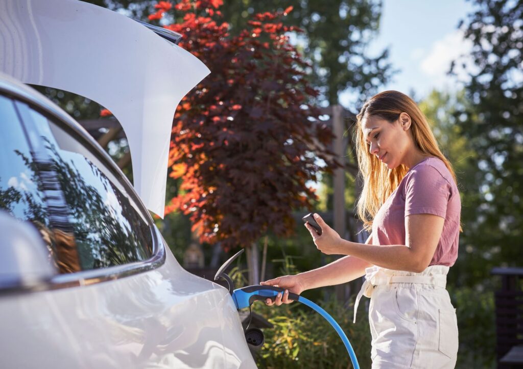 Begini Perbandingan Penjualan Mobil Listrik Baterai vs Hybrid di Dunia Saat Ini