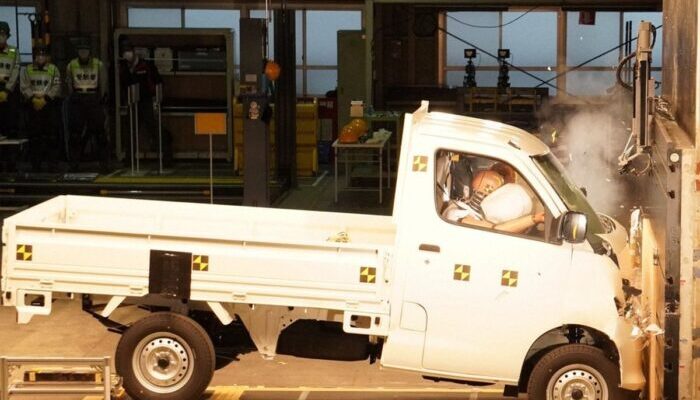 Buntut Skandal Keamanan di Jepang, Pick Up Daihatsu Gran Max Diuji Tabrak