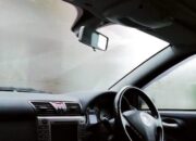 Ini Cara Mudah Mencegah Kaca Mobil Berembun