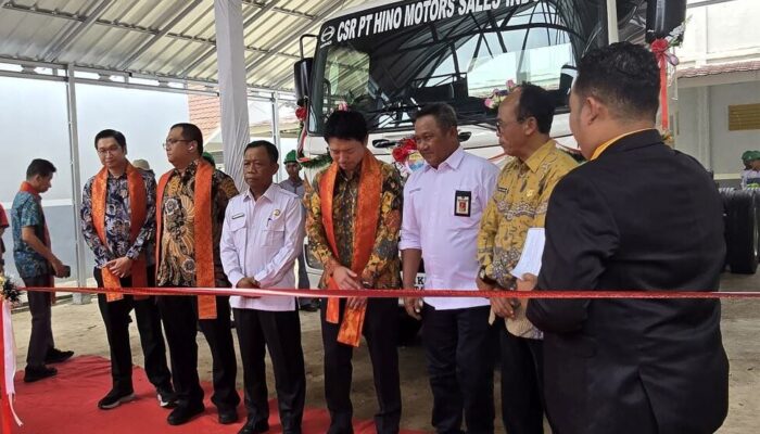 Asah Kompetensi Siswa, Hino Serahkan Truk Hino 500 Series ke SMKN Belitang III untuk Praktik