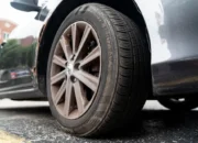 Pecah Ban Sering Terjadi di Jalan Tol, Ingat Ban Tidak Didesain Kebal Benturan