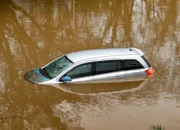 Teliti Sebelum Membeli, Ini Ciri-ciri Mobil yang Pernah Terendam Banjir
