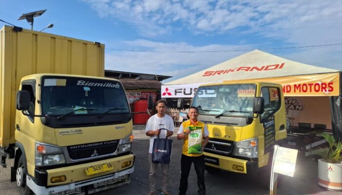 Gelar Ramadhan Berbagi Berkah, Fuso Bagikan Paket Sembako ke Sopir Truk