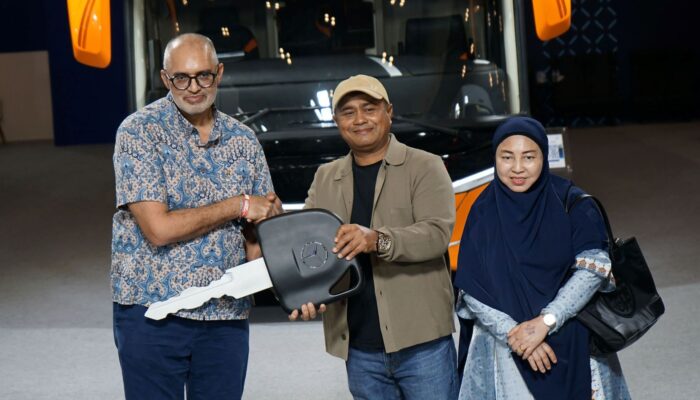 Mercedes-Benz Serahkan Bus Garapan Tentrem dan Adiputro ke Dua PO di GJAW 2025