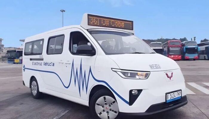 Wuling Uji Coba Mitra EV Jadi Layanan Microtrans Listrik Bersama TransJakarta