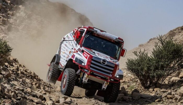 Berpartisipasi di Dakar Rally 2026, Hino Uji Ketangguhan Truk Medium Hino 600 Series