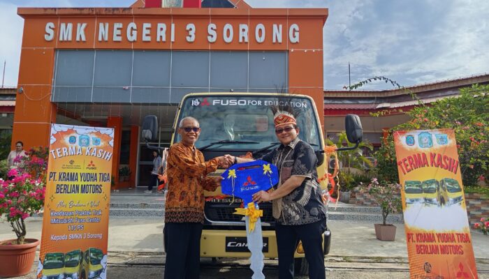 Perluas Manfaat Program CSR, Fuso Donasikan Truk ke SMK Negeri 3 Sorong untuk Praktik