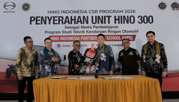 Pertajam Kualitas Pendidikan Vokasi, Hino Serahkan Truk Hino 300 ke SMKN 5 Makassar,